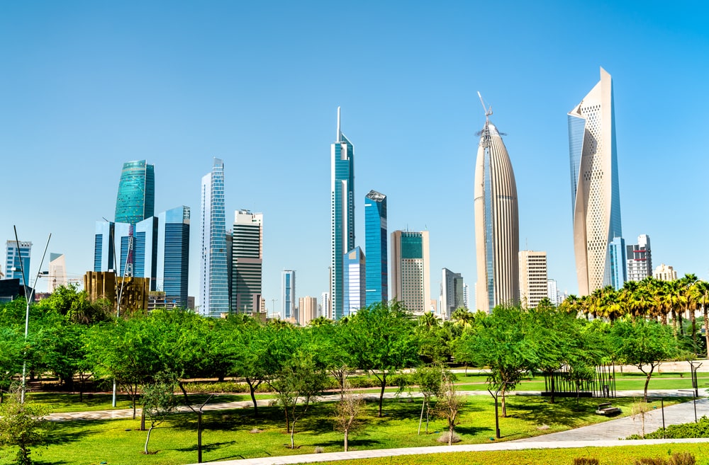 Blick auf die moderne Skyline von Kuwait-Stadt mit Al Shaheed Park im Vordergrund