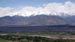 Landschaft der Himalaya-Berge mit grünem Tal