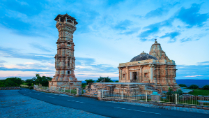 Kirti Stambh bedeutet „Turm des Ruhms“ und ist ein Denkmalturm in der Festung Chittor in der Stadt Chittorgarh im indischen Bundesstaat Rajasthan.