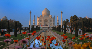 taj mahal agra indien garten mit blumen taj mahal agra indien unesco weltkulturerbe taj mahal agra indien garten mit blumen taj mahal agra indien