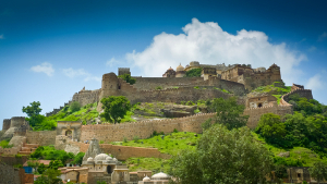 Wälle und Mauern der Festung Kumbhalgarh, Rajasthan, Indien
