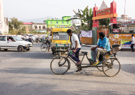 Eine von Menschen angetriebene Rikscha in Paonta Sahib, Indien