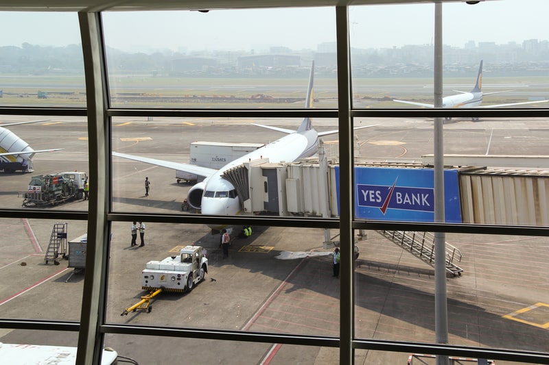 Moderne Glasfassade eines Flughafens mit internationalem Terminal