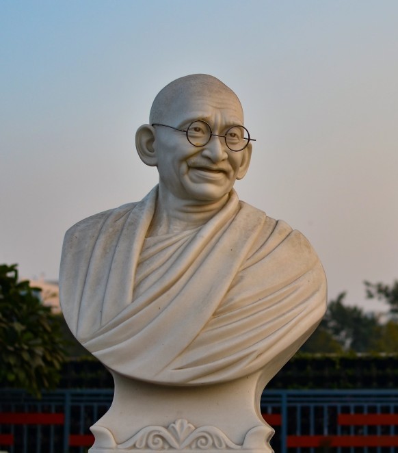 Gedenkstatue für Mahatma Gandhi in einer öffentlichen Anlage