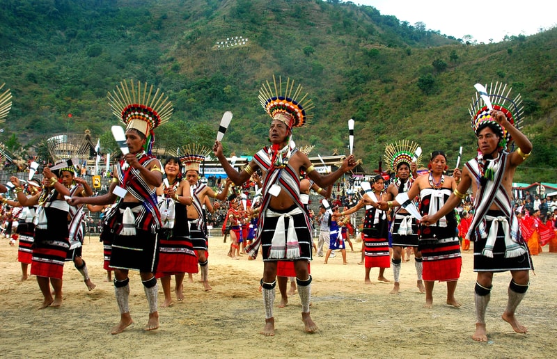 Hornbill Festival von Nagaland, Indien. Kisama, Kohima, Nagaland, Indien - Menschen treten beim Hornbill Festival auf