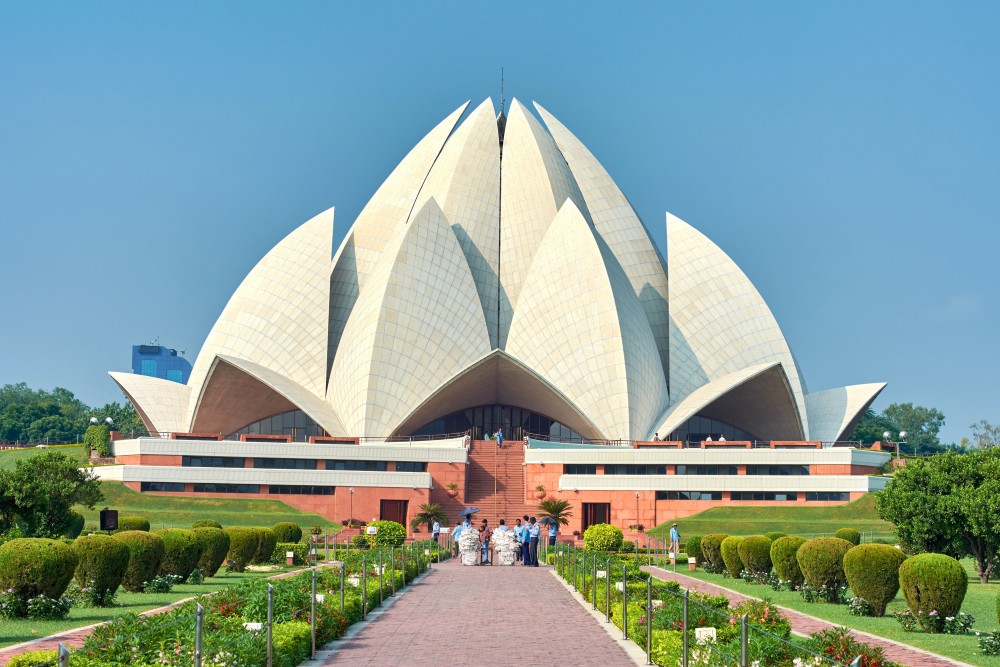 Der berühmte Lotus Tempel in Delhi bei Sonnenlicht