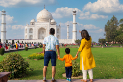Indische Familie bewundert das wunderschöne Taj Mahal in Agra