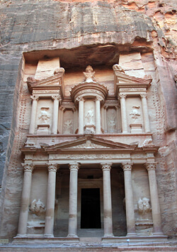 Überreste eines antiken Tempels in Petra, Jordanien