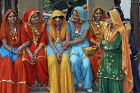 Gruppe bunt gekleideter indischer Damen beim jährlichen Surajkund Mela in der Nähe