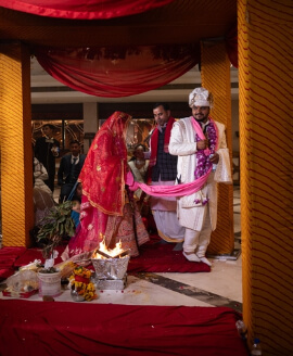 Eine traditionelle indische Hochzeitszeremonie, bei der Braut und Bräutigam unter einem dekorierten Baldachin Rituale durchführen