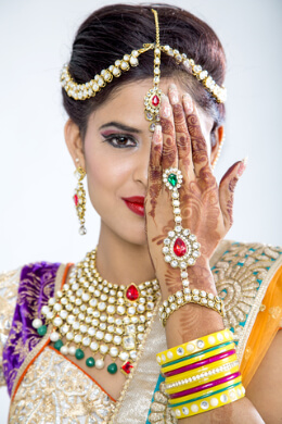 Schöne indische Braut mit Schmuck und Henna